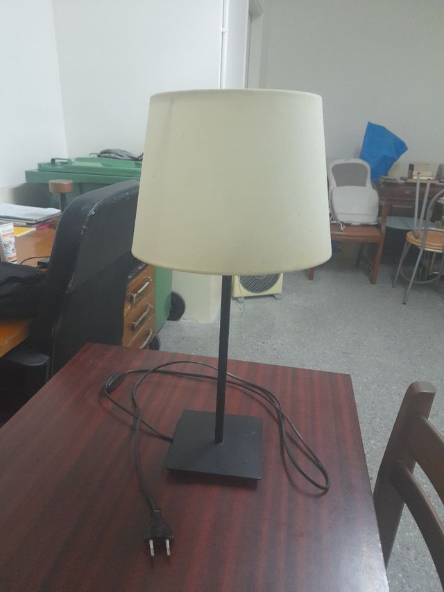 Lámpara de mesa beige y negra