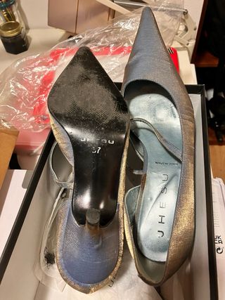 Zapatos de fiesta azul y dorado