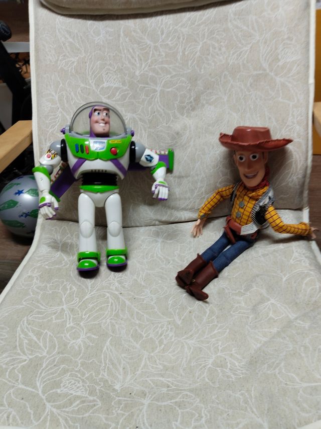 Muñecos Buzz Lightyear y Woody Toy Story