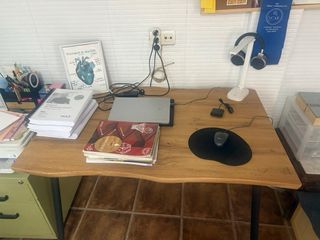 Mesa de imitación madera y patas de metal negras