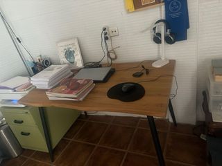 Mesa de imitación madera y patas de metal negras