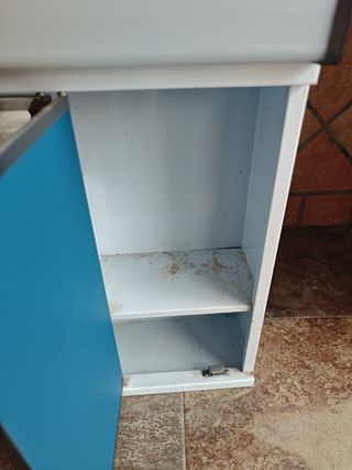 Armario de baño plateado y blanco