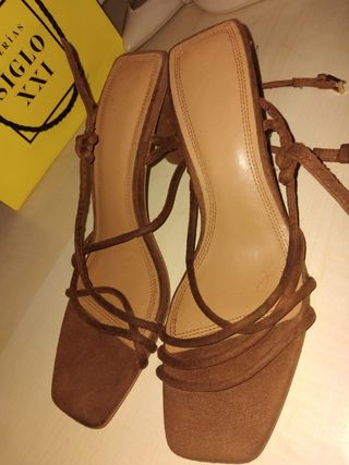 Sandalias marrones atadas