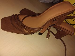 Sandalias marrones atadas