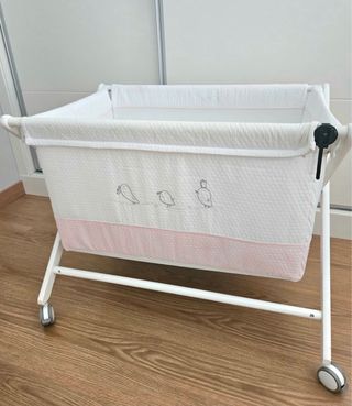 Minicuna blanca con estampado de animales