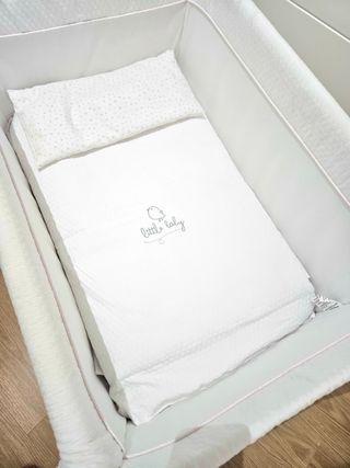 Minicuna blanca con estampado de animales