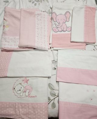 Minicuna blanca con estampado de animales