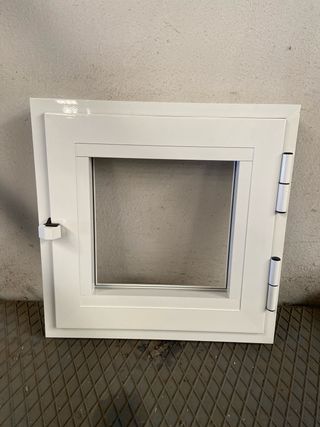 Ventana de aluminio blanca
