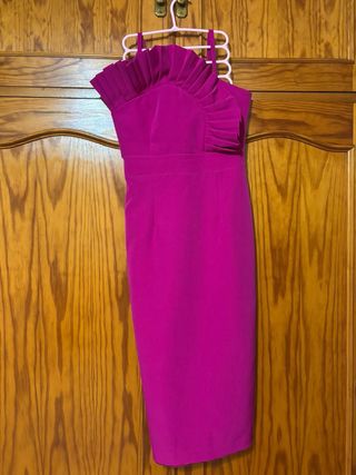 Vestido de fiesta rosa con volantes