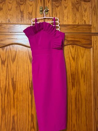 Vestido de fiesta rosa con volantes