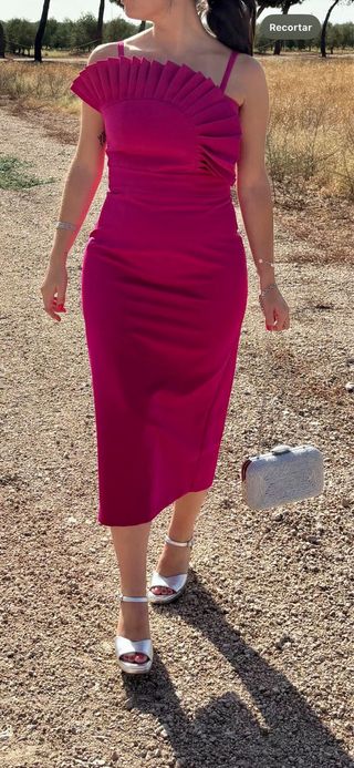 Vestido de fiesta rosa con volantes