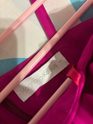 Vestido de fiesta rosa con volantes