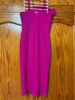 Vestido de fiesta rosa con volantes