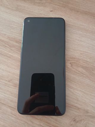 Telefono cellulare OPPO A76 con due cover, cavo.