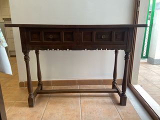 Mueble recibidor de madera oscuro