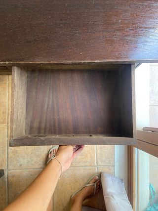 Mueble recibidor de madera oscuro
