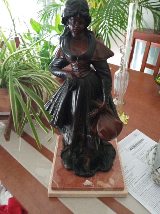 Figura de mujer de bronce y mármol