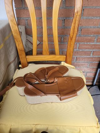 Sandalias de cuña marrones