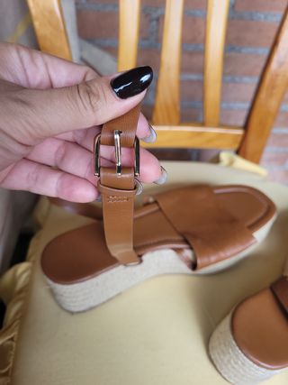 Sandalias de cuña marrones