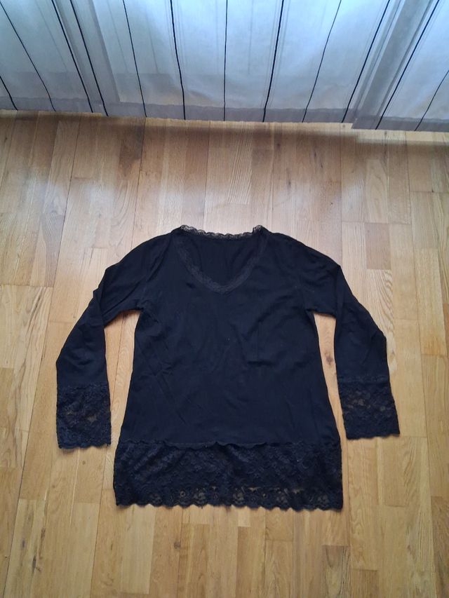 T-shirt nera da donna con pizzo