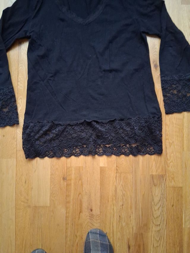 T-shirt nera da donna con pizzo