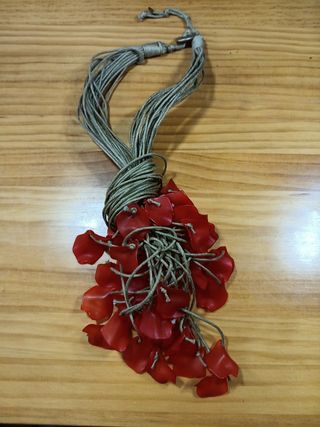 Collar con pétalos rojos