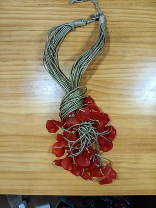 Collar con pétalos rojos