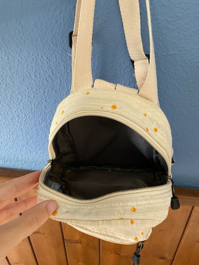 Mochila pequeña con estampado de margaritas
