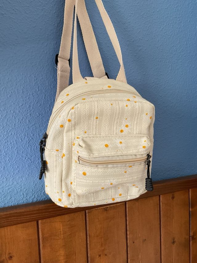 Mochila pequeña con estampado de margaritas