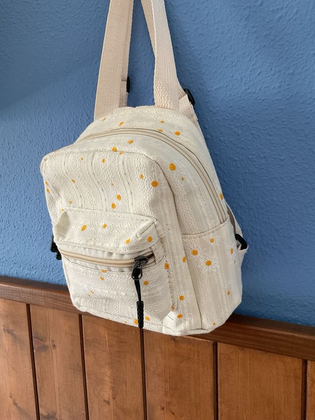 Mochila pequeña con estampado de margaritas