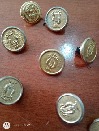 Botones dorados de metal con arpa.