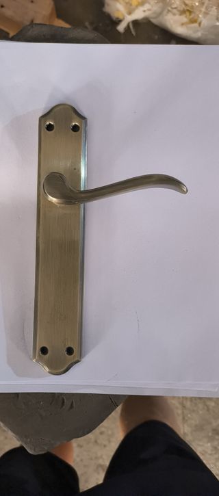Maneta de puerta dorada