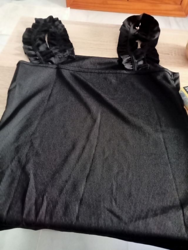 Camisa negra con volantes