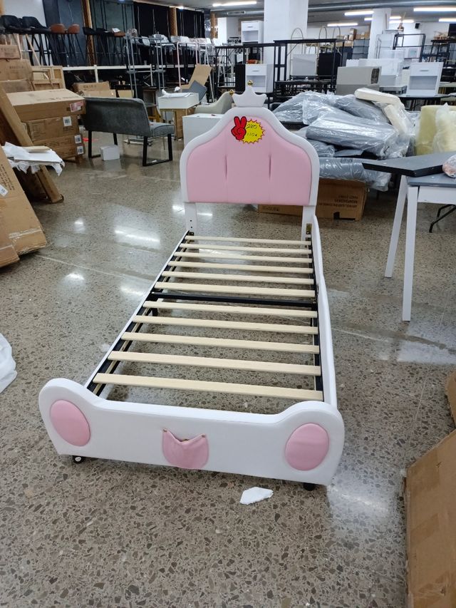 Cama para niños con diseño de corona