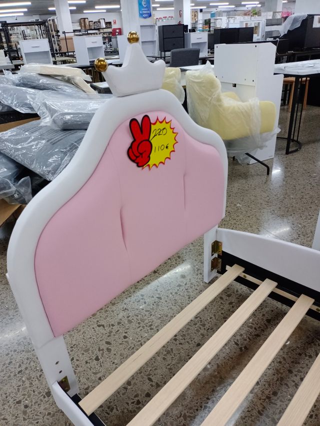 Cama para niños con diseño de corona