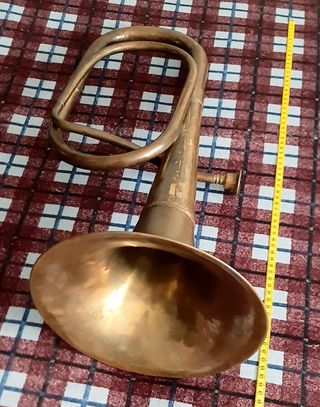 Trompeta de latón antigua