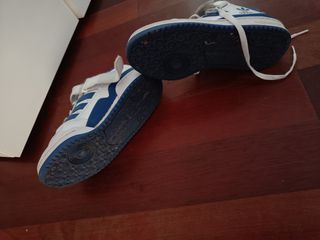Scarpe Adidas bianche e blu
