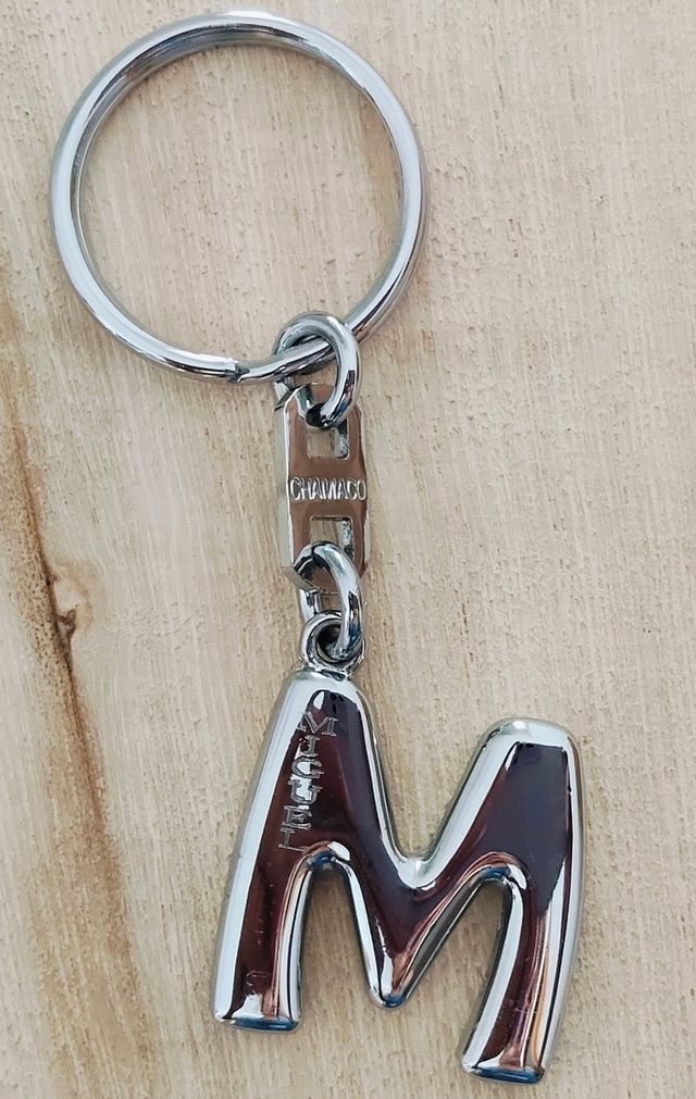 Llavero Letra M.  Grabado con el nombre de Miguel.