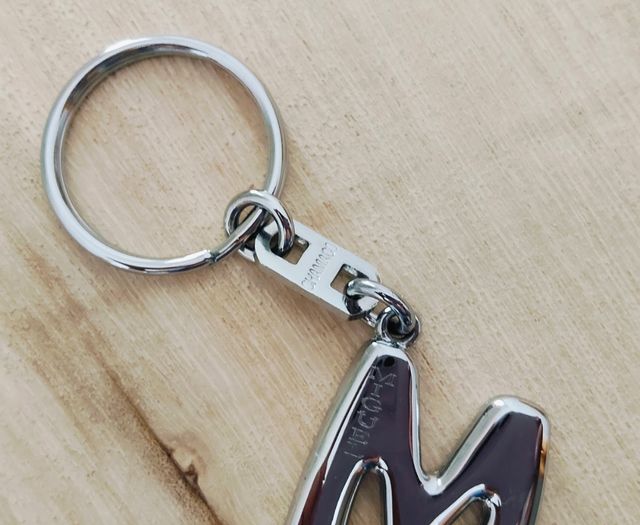 Llavero Letra M.  Grabado con el nombre de Miguel.