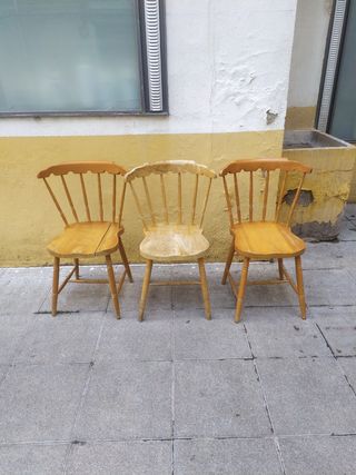 Tres sillas de madera vintage