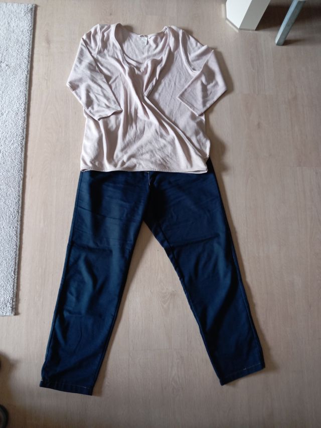 Camiseta rosa y pantalón vaquero