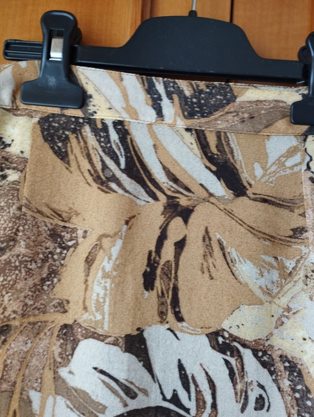 Falda asimétrica con volantes