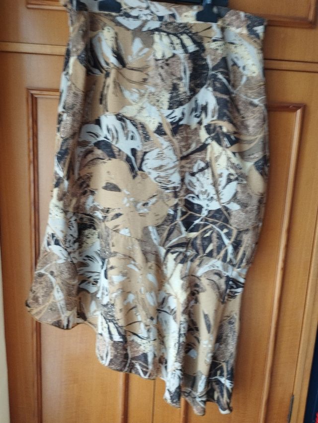 Falda asimétrica con volantes