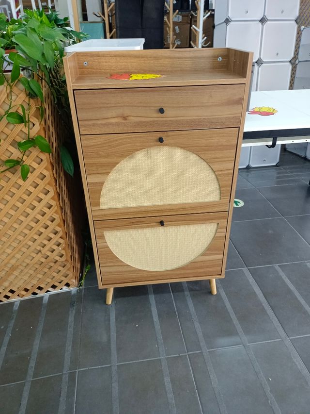 Zapatero de madera con ratán