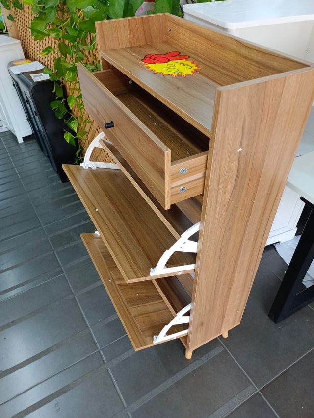 Zapatero de madera con ratán