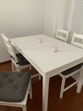 Mesa y 4 sillas con cojines