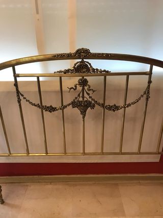 Cama antigua dorada de metal medidas aproximadas.