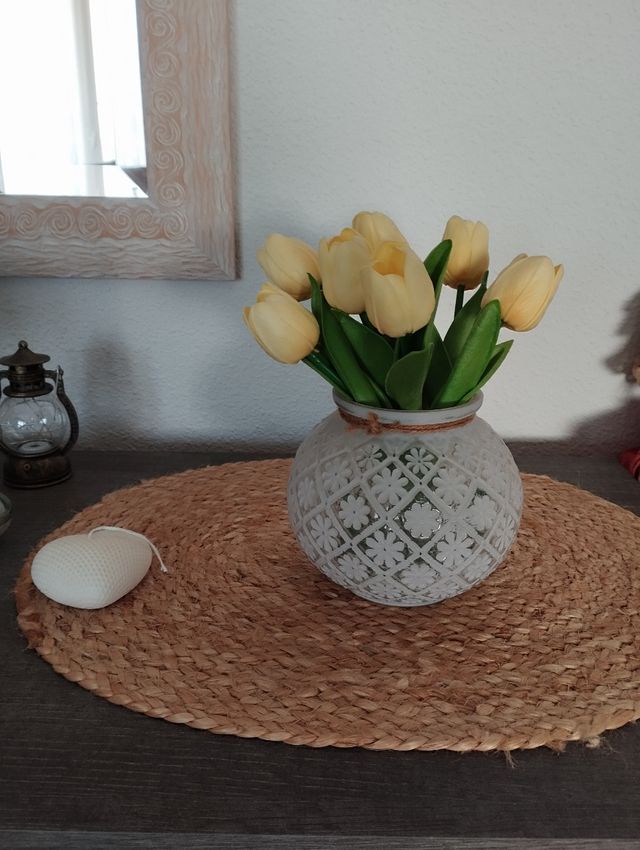 Jarrón de vidrio con tulipanes amarillos