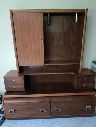 Mueble de madera marrón
