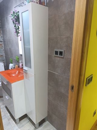 Armario de baño beige y blanco